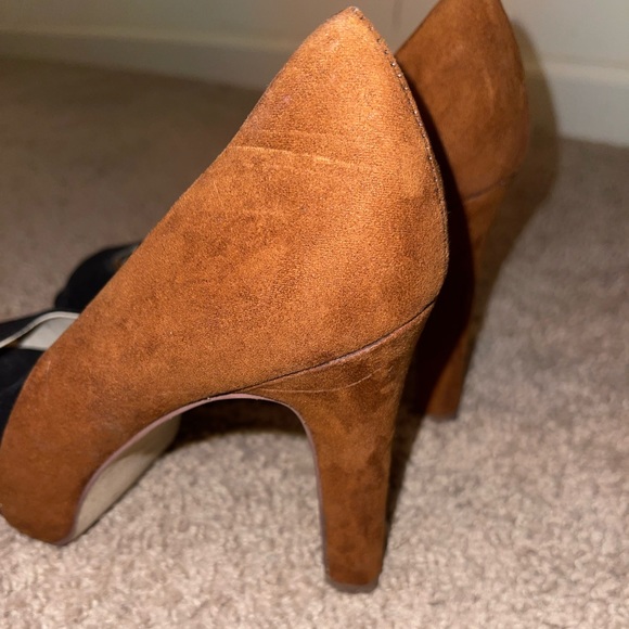 Black and brown opened toe suede heel. - Picture 2 of 7